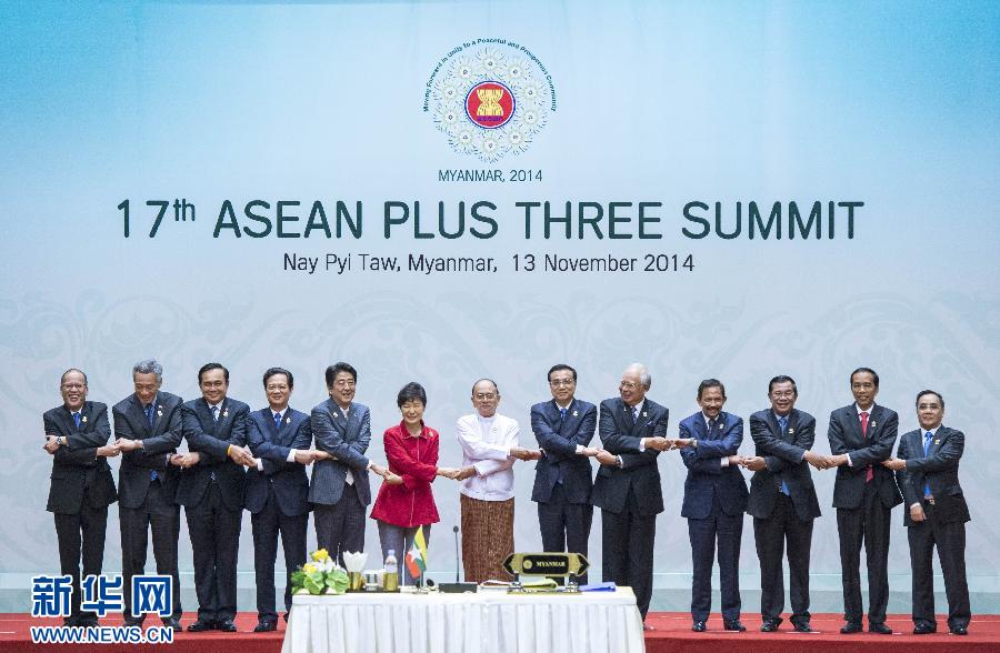 11月13日,中國國務(wù)院總理李克強在緬甸首都內(nèi)比都出席第17次東盟與中日韓(10+3)領(lǐng)導(dǎo)人會議。 新華社記者 王曄 攝 11月13日,中國國務(wù)院總理李克強在緬甸首都內(nèi)比都出席第17次東盟與中日韓(10+3)領(lǐng)導(dǎo)人會議。 新華社記者 王曄 攝