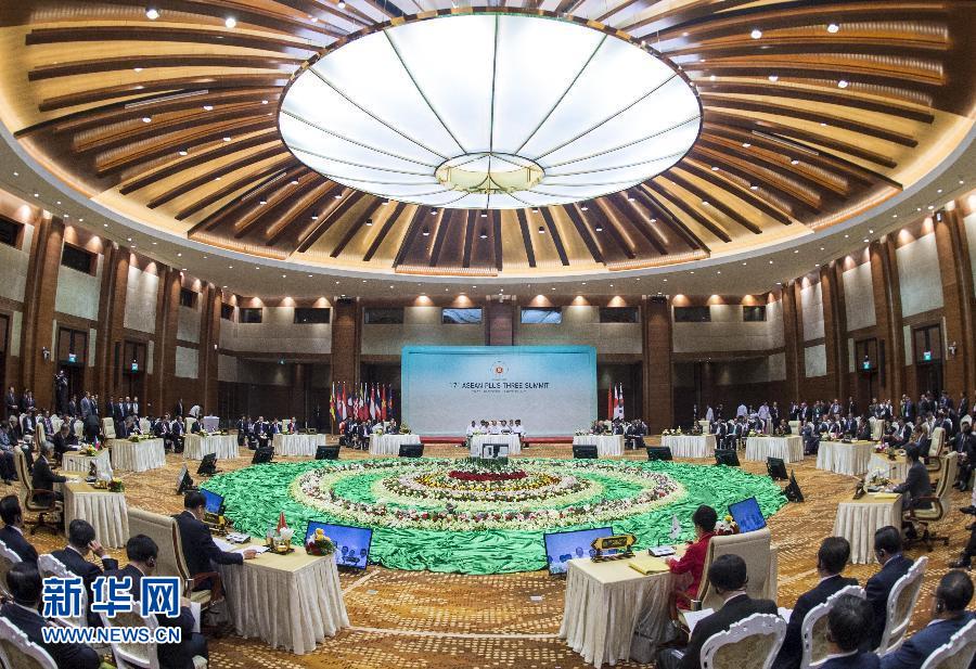 11月13日,中國國務(wù)院總理李克強在緬甸首都內(nèi)比都出席第17次東盟與中日韓(10+3)領(lǐng)導(dǎo)人會議。 新華社記者 王曄 攝 11月13日,中國國務(wù)院總理李克強在緬甸首都內(nèi)比都出席第17次東盟與中日韓(10+3)領(lǐng)導(dǎo)人會議。 新華社記者 王曄 攝