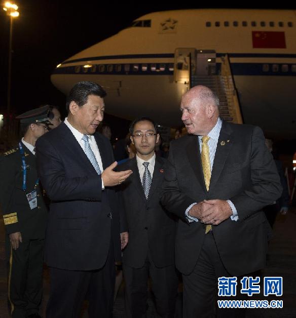 11月14日,中國國家主席習近平抵達布里斯班,出席二十國集團領導人第九次峰會,并對澳大利亞進行國事訪問。這是習近平在機場受到澳大利亞聯邦總督科斯格羅夫的迎接。新華社記者 李學仁 攝 11月14日,中國國家主席習近平抵達布里斯班,出席二十國集團領導人第九次峰會,并對澳大利亞進行國事訪問。這是習近平在機場受到澳大利亞聯邦總督科斯格羅夫的迎接。新華社記者 李學仁 攝