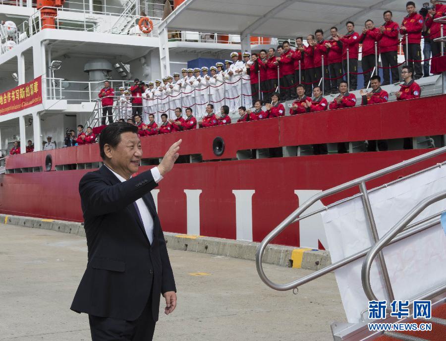 11月18日，正在澳大利亞塔斯馬尼亞州首府霍巴特訪問的中國(guó)國(guó)家主席習(xí)近平在澳大利亞總理阿博特陪同下參觀南極科考項(xiàng)目并慰問兩國(guó)科考人員。這是習(xí)近平在霍巴特港看望正在這里補(bǔ)給的&ldquo;雪龍&rdquo;號(hào)全體科考人員。新華社記者李學(xué)仁攝 