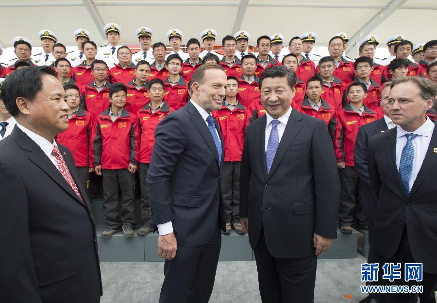 11月18日，正在澳大利亞塔斯馬尼亞州首府霍巴特訪問的中國(guó)國(guó)家主席習(xí)近平在澳大利亞總理阿博特陪同下參觀南極科考項(xiàng)目并慰問兩國(guó)科考人員。新華社記者李學(xué)仁攝 