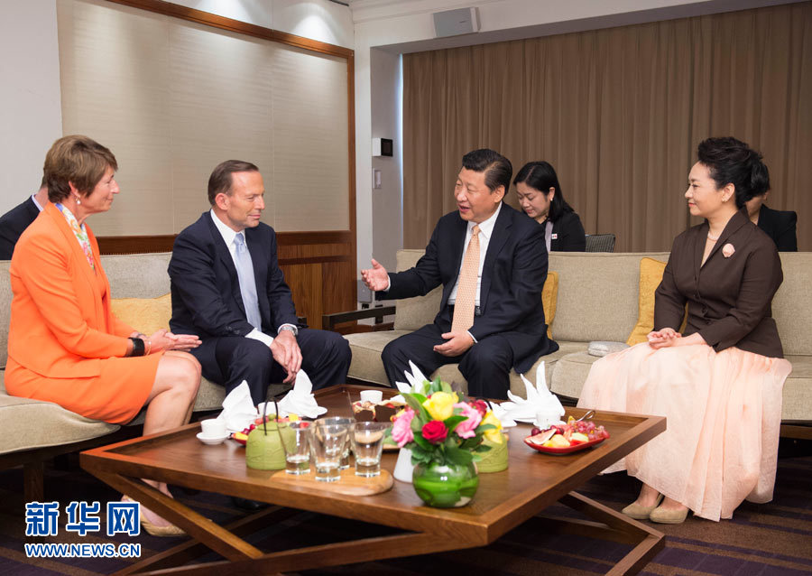 11月19日,國家主席習近平結束對澳大利亞的國事訪問。離開悉尼前,澳大利亞總理阿博特夫婦專門到習近平下榻飯店同習近平和夫人彭麗媛親切話別。新華社記者 黃敬文 攝 11月19日,國家主席習近平結束對澳大利亞的國事訪問。離開悉尼前,澳大利亞總理阿博特夫婦專門到習近平下榻飯店同習近平和夫人彭麗媛親切話別。新華社記者 黃敬文 攝