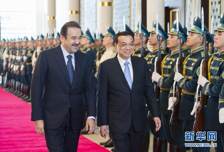 12月14日,應哈薩克斯坦共和國總理馬西莫夫邀請,國務院總理李克強乘專機抵達阿斯塔納國際機場,開始對哈薩克斯坦進行正式訪問,舉行中哈總理第二次定期會晤,并出席上海合作組織成員國政府首腦理事會第十三次會議。馬西莫夫到機場迎接李克強,并舉行隆重的歡迎儀式。新華社記者 黃敬文 攝 12月14日,應哈薩克斯坦共和國總理馬西莫夫邀請,國務院總理李克強乘專機抵達阿斯塔納國際機場,開始對哈薩克斯坦進行正式訪問,舉行中哈總理第二次定期會晤,并出席上海合作組織成員國政府首腦理事會第十三次會議。馬西莫夫到機場迎接李克強,并舉行隆重的歡迎儀式。新華社記者 黃敬文 攝