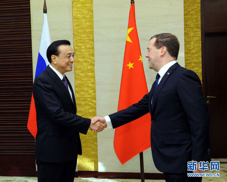 12月15日,中國國務院總理李克強在阿斯塔納會見俄羅斯總理梅德韋杰夫。 新華社記者 饒愛民 攝 12月15日,中國國務院總理李克強在阿斯塔納會見俄羅斯總理梅德韋杰夫。 新華社記者 饒愛民 攝