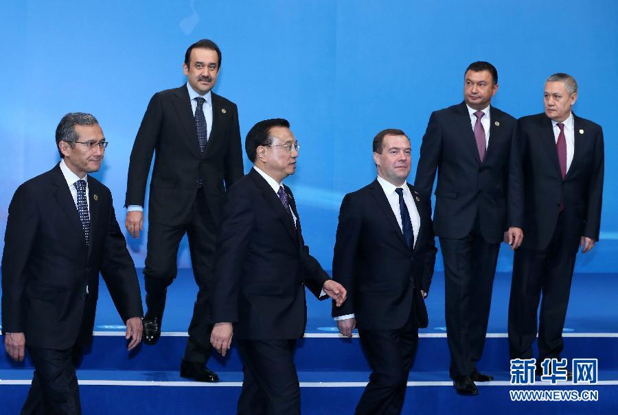 12月15日,中國國務院總理李克強在阿斯塔納出席上海合作組織成員國政府首腦理事會第十三次會議。這是與會領導人集體合影后走向會場。新華社記者 龐興雷 攝 12月15日,中國國務院總理李克強在阿斯塔納出席上海合作組織成員國政府首腦理事會第十三次會議。這是與會領導人集體合影后走向會場。新華社記者 龐興雷 攝