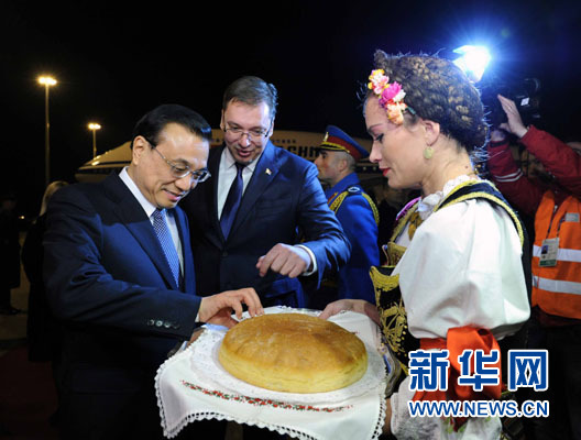 12月15日,國務院總理李克強抵達貝爾格萊德,出席中國-中東歐國家領導人會晤并正式訪問塞爾維亞,塞爾維亞總理武契奇到機場迎接。新華社記者 饒愛民 攝 12月15日,國務院總理李克強抵達貝爾格萊德,出席中國-中東歐國家領導人會晤并正式訪問塞爾維亞,塞爾維亞總理武契奇到機場迎接。新華社記者 饒愛民 攝