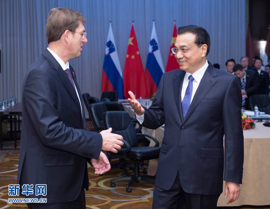 12月16日，中國國務(wù)院總理李克強(qiáng)在貝爾格萊德會(huì)見斯洛文尼亞總理采拉爾。 新華社記者黃敬文攝