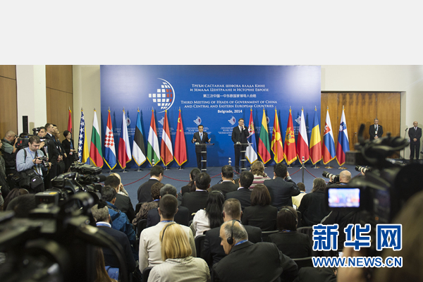 12月16日，國(guó)務(wù)院總理李克強(qiáng)在貝爾格萊德出席第三次中國(guó)-中東歐國(guó)家領(lǐng)導(dǎo)人會(huì)晤后，與塞爾維亞總理武契奇共同會(huì)見記者。 新華社記者黃敬文 攝