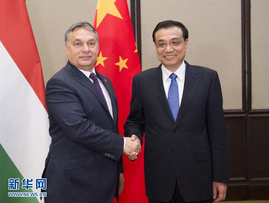 12月17日,中國國務(wù)院總理李克強(qiáng)在貝爾格萊德會(huì)見匈牙利總理歐爾班。 新華社記者黃敬文攝 12月17日,中國國務(wù)院總理李克強(qiáng)在貝爾格萊德會(huì)見匈牙利總理歐爾班。 新華社記者黃敬文攝
