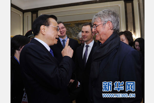 12月18日,中國國務院總理李克強在貝爾格萊德市政廳接受“貝爾格萊德榮譽市民”證書,塞爾維亞總理武契奇陪同出席。隨后,李克強同塞各界知名人士親切會見并互動交流。這是李克強同著名足球教練米盧蒂諾維奇親切交談。新華社記者 饒愛民 攝 12月18日,中國國務院總理李克強在貝爾格萊德市政廳接受“貝爾格萊德榮譽市民”證書,塞爾維亞總理武契奇陪同出席。隨后,李克強同塞各界知名人士親切會見并互動交流。這是李克強同著名足球教練米盧蒂諾維奇親切交談。新華社記者 饒愛民 攝