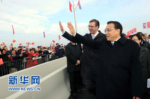 12月18日，中國國務院總理李克強在貝爾格萊德同塞爾維亞總理武契奇共同出席貝爾格萊德跨多瑙河大橋竣工儀式。這是李克強與武契奇在儀式現場向塞爾維亞群眾揮手致意。新華社記者 饒愛民 攝