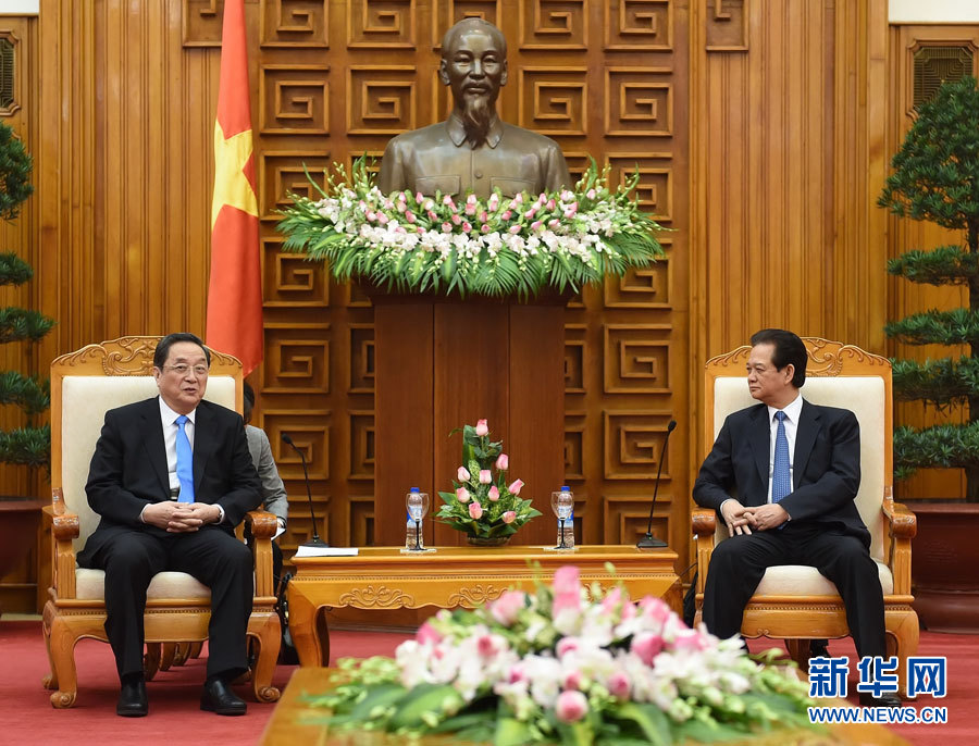 12月25日至27日，中共中央政治局常委、全國政協主席俞正聲對越南進行正式訪問。這是12月26日，俞正聲在河內會見越南政府總理阮晉勇。 新華社記者劉建生攝