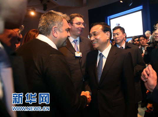 1月21日，中國國務院總理李克強在瑞士達沃斯舉行的世界經濟論壇全會發表特別致辭并回答提問。這是李克強在致辭后同與會嘉賓親切交談。新華社記者 劉衛兵 攝