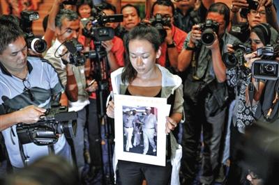 1月29日,在得知即將召開有關(guān)MH370的發(fā)布會后,一些乘客家屬成員到場。