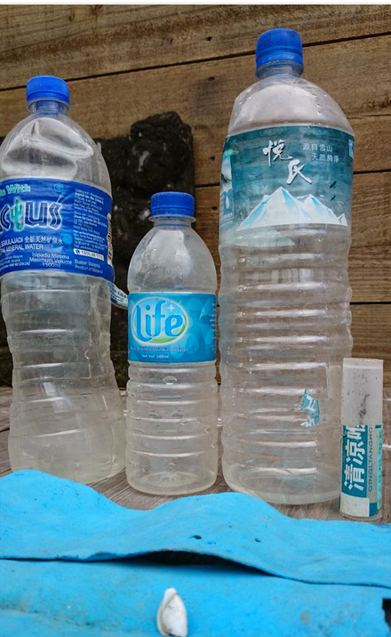 MH370之謎新證據(jù)?留尼汪島現(xiàn)兩馬來礦泉水瓶 一中國藥膏