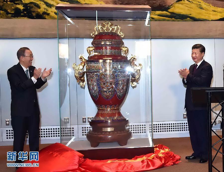 9月27日,國家主席習近平在紐約出席中國向聯合國贈送“和平尊”儀式。聯合國秘書長潘基文出席。 新華社記者 李濤 攝 9月27日,國家主席習近平在紐約出席中國向聯合國贈送“和平尊”儀式。聯合國秘書長潘基文出席。 新華社記者 李濤 攝