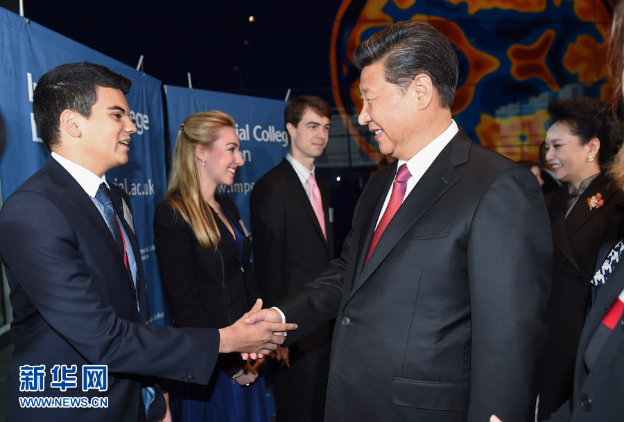 10月21日，國(guó)家主席習(xí)近平在倫敦參觀帝國(guó)理工學(xué)院。 新華社記者謝環(huán)馳 攝