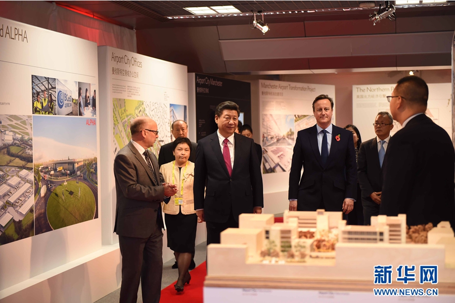 10月23日，國家主席習近平在英國首相卡梅倫陪同下，參觀曼徹斯特空港城項目。這是習近平和卡梅倫共同參觀曼徹斯特空港城發展規劃圖片展和空港城中國園模型。 新華社記者 張鐸 攝
