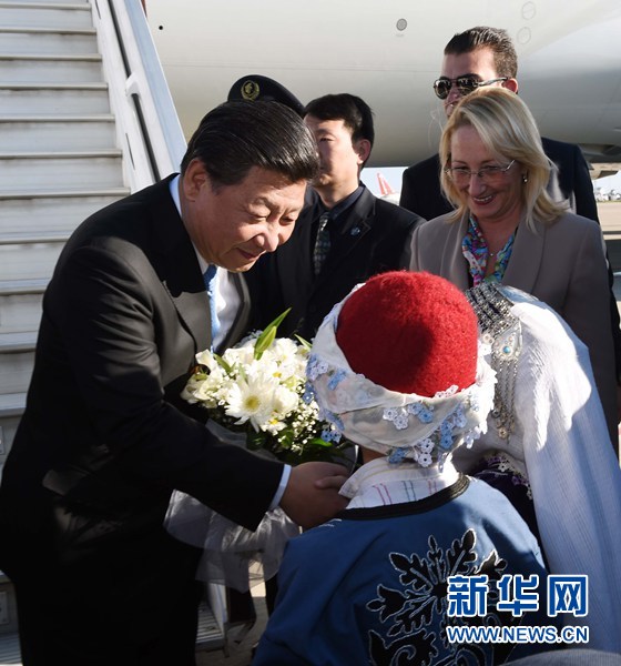 11月14日，國(guó)家主席習(xí)近平抵達(dá)土耳其安塔利亞，應(yīng)土耳其共和國(guó)總統(tǒng)埃爾多安邀請(qǐng)，出席二十國(guó)集團(tuán)領(lǐng)導(dǎo)人第十次峰會(huì)。這是土耳其兒童向習(xí)近平主席獻(xiàn)花。新華社記者 饒愛民 攝 