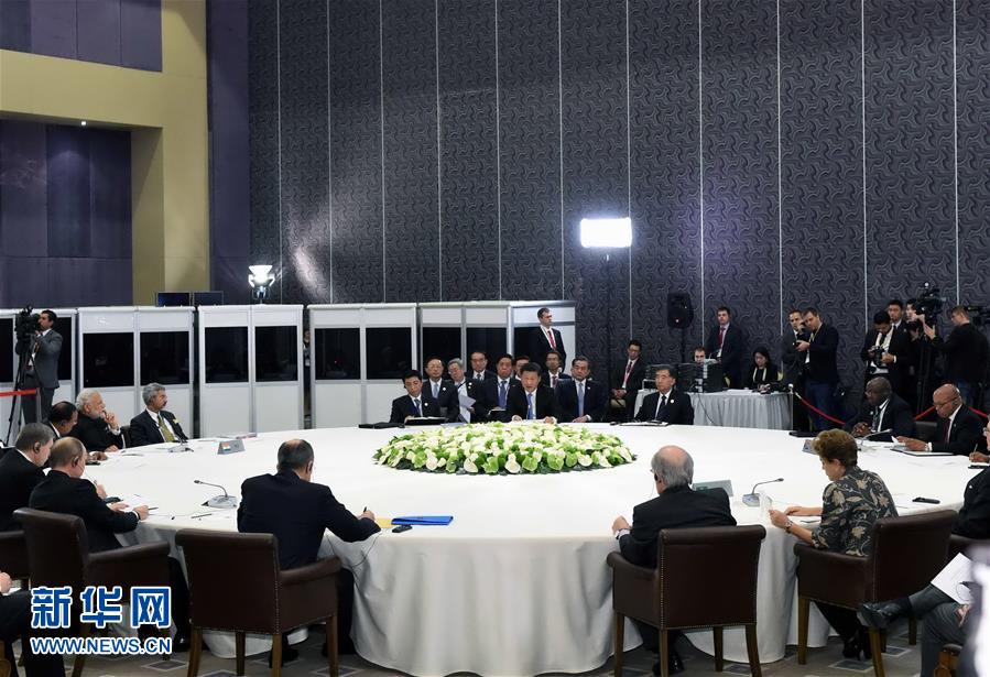  11月15日，金磚國(guó)家領(lǐng)導(dǎo)人非正式會(huì)晤在土耳其安塔利亞舉行，中國(guó)國(guó)家主席習(xí)近平、俄羅斯總統(tǒng)普京、印度總理莫迪、南非總統(tǒng)祖馬、巴西總統(tǒng)羅塞夫出席。習(xí)近平在會(huì)上發(fā)表題為《開拓機(jī)遇應(yīng)對(duì)挑戰(zhàn)》的重要講話。 新華社記者 饒愛民 攝 