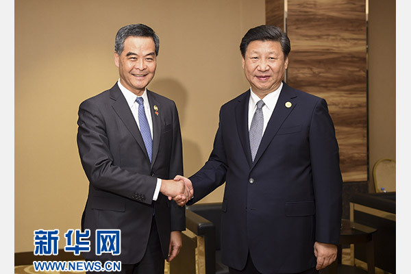 11月18日，國家主席習近平在菲律賓馬尼拉會見前來出席亞太經合組織第二十三次領導人非正式會議的香港特別行政區行政長官梁振英。新華社記者謝環馳攝