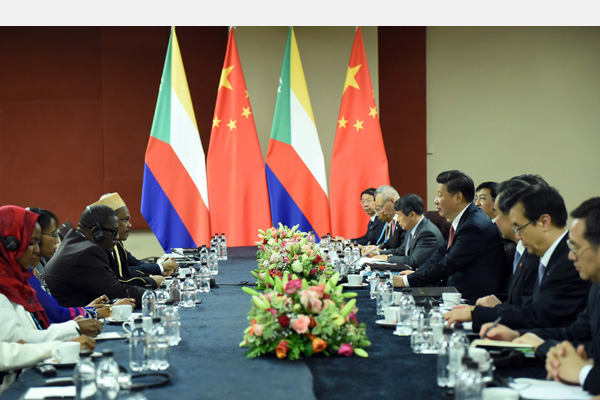 12月4日，國(guó)家主席習(xí)近平在約翰內(nèi)斯堡會(huì)見(jiàn)科摩羅總統(tǒng)伊基利盧。 新華社記者 張鐸 攝 

