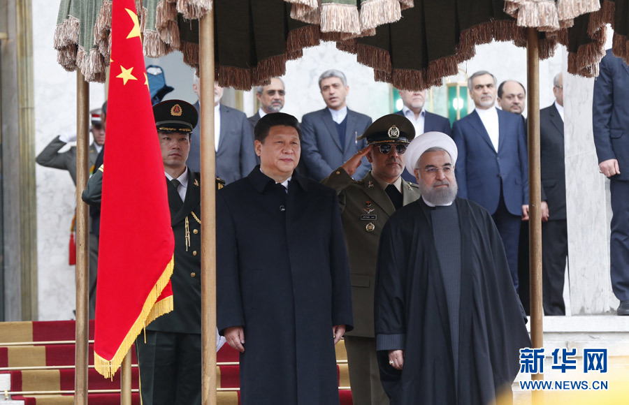 1月23日,國家主席習近平同伊朗總統魯哈尼在德黑蘭薩德阿巴德王宮舉行會談。這是會談前,習近平主席出席魯哈尼總統舉行的隆重歡迎儀式。新華社記者 鞠鵬 攝 1月23日,國家主席習近平同伊朗總統魯哈尼在德黑蘭薩德阿巴德王宮舉行會談。這是會談前,習近平主席出席魯哈尼總統舉行的隆重歡迎儀式。新華社記者 鞠鵬 攝