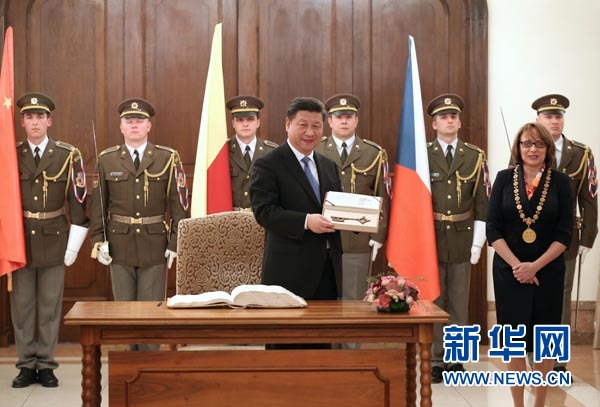 當(dāng)?shù)貢r間3月29日,國家主席習(xí)近平在捷克布拉格會見布拉格市長科爾娜喬娃,并接受科爾娜喬娃代表該市贈予的城市鑰匙。 新華社記者 龐興雷攝 當(dāng)?shù)貢r間3月29日,國家主席習(xí)近平在捷克布拉格會見布拉格市長科爾娜喬娃,并接受科爾娜喬娃代表該市贈予的城市鑰匙。 新華社記者 龐興雷攝