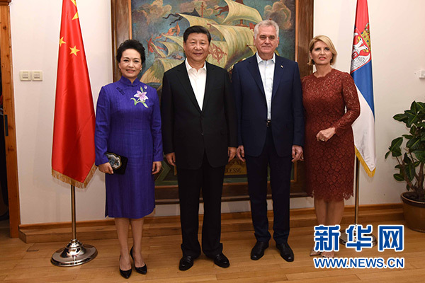 當(dāng)?shù)貢r(shí)間6月17日,國家主席習(xí)近平同塞爾維亞總統(tǒng)尼科利奇在貝爾格萊德舉行會晤。這是習(xí)近平和夫人彭麗媛同尼科利奇夫婦在和平別墅合影。新華社記者饒愛民攝 當(dāng)?shù)貢r(shí)間6月17日,國家主席習(xí)近平同塞爾維亞總統(tǒng)尼科利奇在貝爾格萊德舉行會晤。這是習(xí)近平和夫人彭麗媛同尼科利奇夫婦在和平別墅合影。新華社記者饒愛民攝