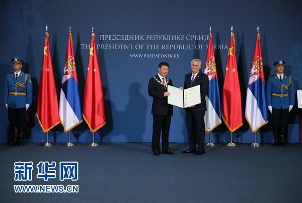 6月18日，國家主席習近平在貝爾格萊德同塞爾維亞總統尼科利奇舉行會談。會談后，尼科利奇向習近平授予塞爾維亞最高級別勛章&ldquo;共和國一級榮譽勛章&rdquo;，感謝習近平為中塞關系發展作出的杰出貢獻。新華社記者蘭紅光攝 
