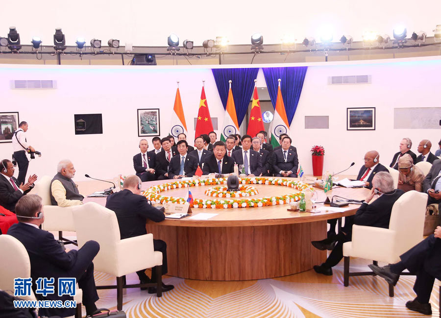 10月16日,金磚國家領(lǐng)導(dǎo)人第八次會晤在印度果阿舉行。中國國家主席習(xí)近平、印度總理莫迪、南非總統(tǒng)祖馬、巴西總統(tǒng)特梅爾、俄羅斯總統(tǒng)普京出席。習(xí)近平發(fā)表題為《堅(jiān)定信心 共謀發(fā)展》的重要講話。新華社記者姚大偉攝 10月16日,金磚國家領(lǐng)導(dǎo)人第八次會晤在印度果阿舉行。中國國家主席習(xí)近平、印度總理莫迪、南非總統(tǒng)祖馬、巴西總統(tǒng)特梅爾、俄羅斯總統(tǒng)普京出席。習(xí)近平發(fā)表題為《堅(jiān)定信心 共謀發(fā)展》的重要講話。新華社記者姚大偉攝