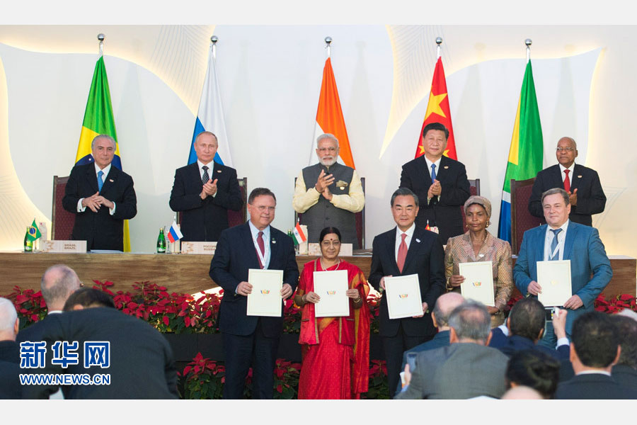 10月16日,金磚國家領(lǐng)導(dǎo)人第八次會晤在印度果阿舉行。中國國家主席習(xí)近平、印度總理莫迪、南非總統(tǒng)祖馬、巴西總統(tǒng)特梅爾、俄羅斯總統(tǒng)普京出席。這是會晤結(jié)束后,5國領(lǐng)導(dǎo)人共同見證合作文件的簽署,并出席聯(lián)合記者會。新華社記者謝環(huán)馳攝 10月16日,金磚國家領(lǐng)導(dǎo)人第八次會晤在印度果阿舉行。中國國家主席習(xí)近平、印度總理莫迪、南非總統(tǒng)祖馬、巴西總統(tǒng)特梅爾、俄羅斯總統(tǒng)普京出席。這是會晤結(jié)束后,5國領(lǐng)導(dǎo)人共同見證合作文件的簽署,并出席聯(lián)合記者會。新華社記者謝環(huán)馳攝