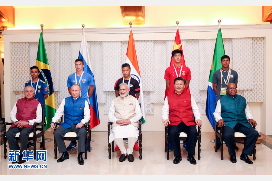 10月15日,國家主席習(xí)近平與印度總理莫迪、南非總統(tǒng)祖馬、巴西總統(tǒng)特梅爾、俄羅斯總統(tǒng)普京在印度果阿同參加金磚國家17歲以下少年足球賽的各國代表隊(duì)隊(duì)長合影。新華社記者姚大偉攝 10月15日,國家主席習(xí)近平與印度總理莫迪、南非總統(tǒng)祖馬、巴西總統(tǒng)特梅爾、俄羅斯總統(tǒng)普京在印度果阿同參加金磚國家17歲以下少年足球賽的各國代表隊(duì)隊(duì)長合影。新華社記者姚大偉攝