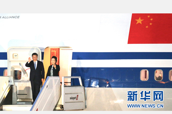 當地時間11月18日，國家主席習近平抵達利馬，出席亞太經合組織第二十四次領導人非正式會議并對秘魯共和國進行國事訪問。習近平和夫人彭麗媛受到秘魯副總統阿勞斯等熱情迎接。新華社記者 丁林 攝