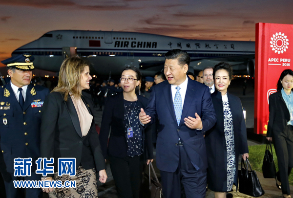 當地時間11月18日，國家主席習近平抵達利馬，出席亞太經合組織第二十四次領導人非正式會議并對秘魯共和國進行國事訪問。習近平和夫人彭麗媛受到秘魯副總統阿勞斯等熱情迎接。新華社記者 鞠鵬 攝