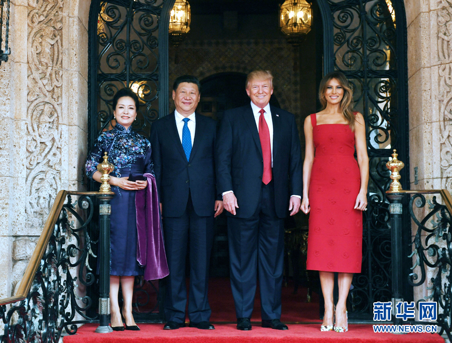 當地時間4月6日,國家主席習近平在美國佛羅里達州海湖莊園同美國總統特朗普舉行中美元首會晤。這是習近平和夫人彭麗媛同特朗普和夫人梅拉尼婭合影留念。新華社記者 饒愛民 攝 當地時間4月6日,國家主席習近平在美國佛羅里達州海湖莊園同美國總統特朗普舉行中美元首會晤。這是習近平和夫人彭麗媛同特朗普和夫人梅拉尼婭合影留念。新華社記者 饒愛民 攝
