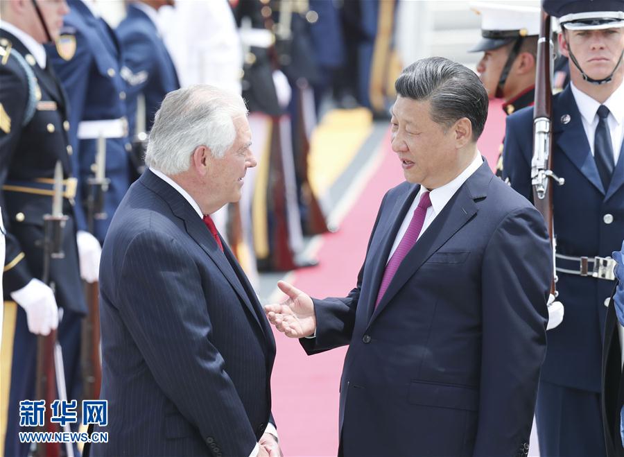 4月6日，國家主席習近平乘專機抵達美國佛羅里達州，將在海湖莊園同美國總統特朗普舉行中美元首會晤。習近平和夫人彭麗媛受到美國國務卿蒂勒森夫婦等熱情迎接。新華社記者 丁林 攝 