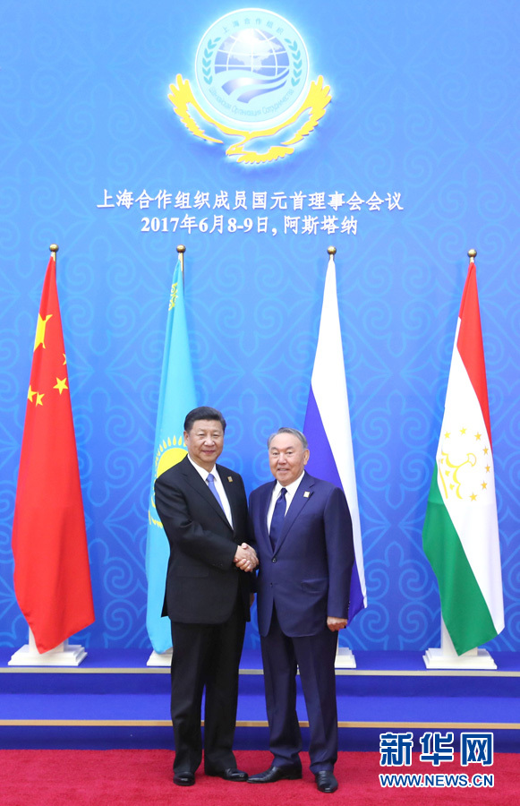 6月9日，國家主席習(xí)近平在哈薩克斯坦首都阿斯塔納出席上海合作組織成員國元首理事會第十七次會議并發(fā)表重要講話。這是習(xí)近平出席會議時(shí)，受到哈薩克斯坦總統(tǒng)納扎爾巴耶夫的熱情迎接。新華社記者 馬占成 攝