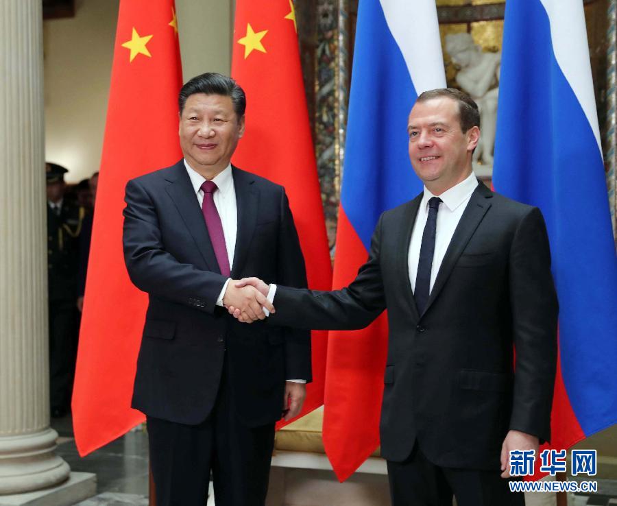 7月4日，國(guó)家主席習(xí)近平在莫斯科會(huì)見俄羅斯總理梅德韋杰夫。新華社記者 劉衛(wèi)兵 攝