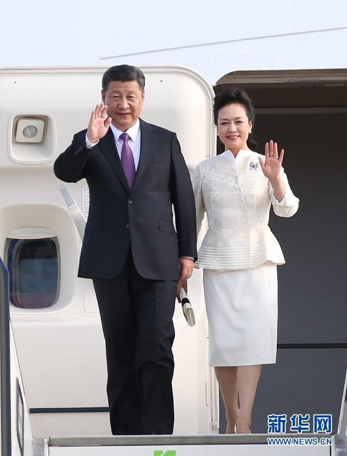 7月4日,國家主席習近平乘專機抵達柏林,開始對德意志聯邦共和國進行國事訪問。這是習近平和夫人彭麗媛步出艙門。 新華社記者 姚大偉 攝 7月4日,國家主席習近平乘專機抵達柏林,開始對德意志聯邦共和國進行國事訪問。這是習近平和夫人彭麗媛步出艙門。 新華社記者 姚大偉 攝