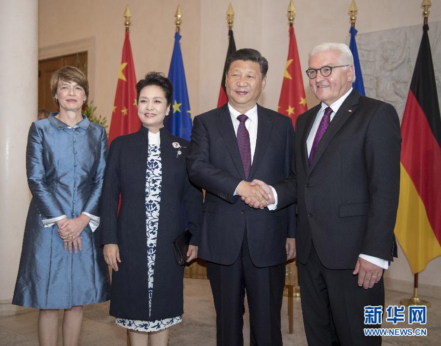 7月5日，國(guó)家主席習(xí)近平在柏林會(huì)見(jiàn)德國(guó)總統(tǒng)施泰因邁爾。會(huì)見(jiàn)前，施泰因邁爾在總統(tǒng)府花園為習(xí)近平舉行隆重歡迎儀式。這是習(xí)近平和夫人彭麗媛同施泰因邁爾夫婦合影。新華社記者 李學(xué)仁 攝