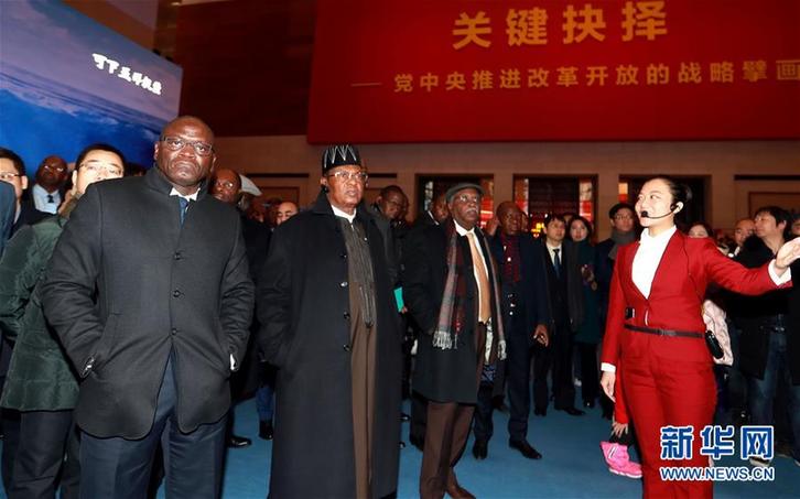(圖文互動(dòng))(3)中國(guó),未來(lái)可期——非洲使團(tuán)參觀慶祝改革開(kāi)放40周年大型展覽