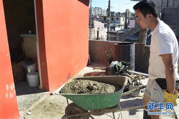 （國際&middot;圖文互動）（7）哈瓦那龍卷風災區來了個&ldquo;中國人&rdquo;