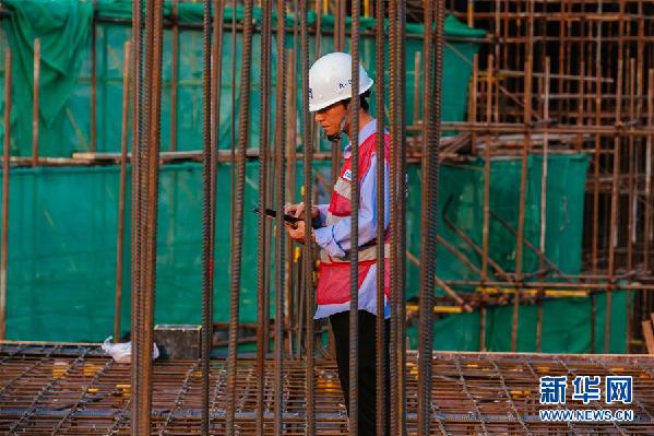 （國際&middot;圖文互動）（1）特寫：中國援柬國家體育場工地上的&ldquo;暴走哥&rdquo;