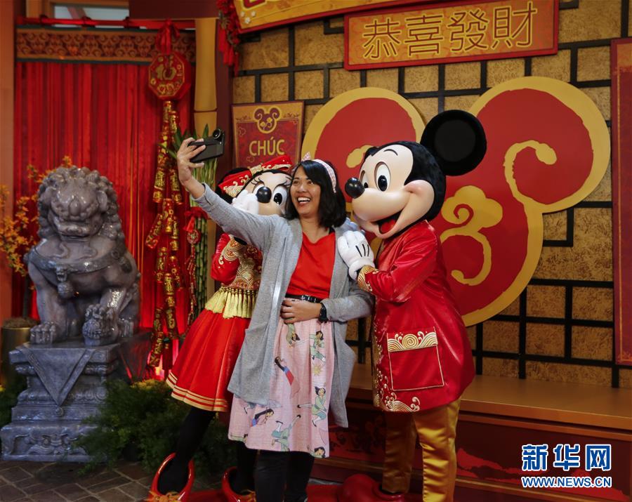 （國際&middot;圖文互動）（8）通訊：美國迪士尼加州冒險樂園紅紅火火迎鼠年