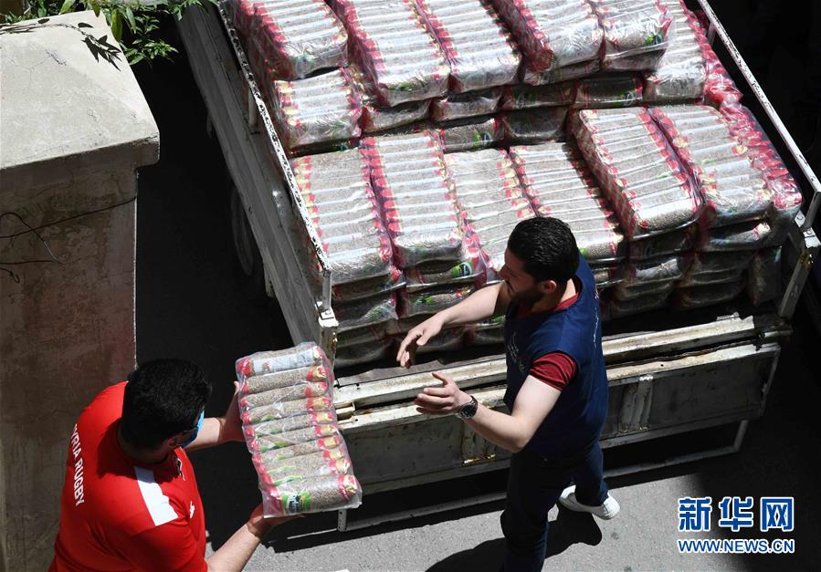 （國際疫情·圖文互動）（1）通訊：疫情中，那抹笑容最難忘——記向困難家庭發放愛心包裹的敘利亞青年志愿者