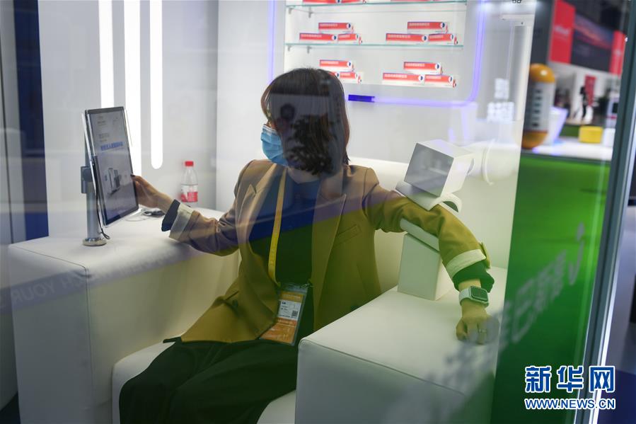 （第三屆進(jìn)博會(huì)&middot;新華視界）（7）觀展體驗(yàn)：多彩&middot;絢爛&middot;未來(lái)感