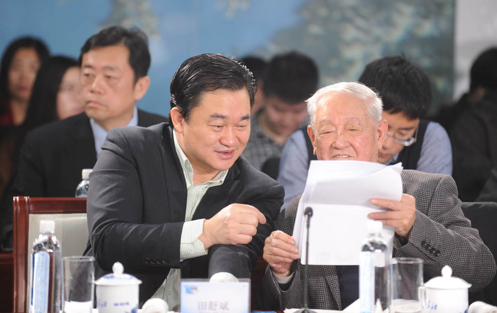 新華網董事長、總裁田舒斌與軍事科學院原副院長糜振玉在現場交流