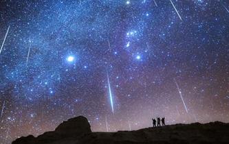 青海雅丹魔鬼城上演&ldquo;流星與金星&rdquo;